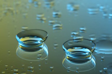 Islak ayna yüzeyinde çift kontakt lens