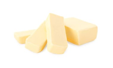 Beyaz üzerine izole edilmiş lezzetli tereyağı dilimleri.