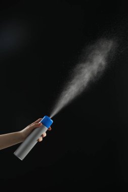 Kadın siyah arka plan üzerine, closeup Oda spreyi püskürtme