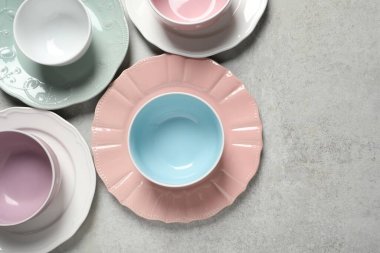 Açık gri masadaki seramik bulaşık takımı düzdü. Metin için boşluk