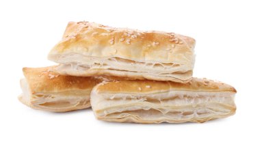 Beyaz üzerine izole edilmiş enfes taze poğaçalar.