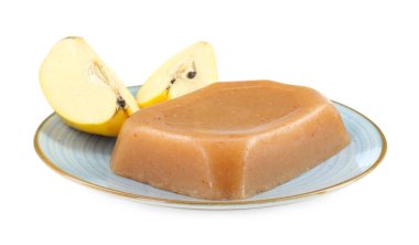 Lezzetli ayva ezmesi ve beyaz üzerine izole edilmiş taze kesilmiş meyve