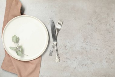 Çok güzel çatal bıçak seti desenli masa, üst manzara. Metin için boşluk