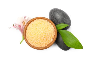 Kasede turuncu deniz tuzu, spa taşları ve beyaza izole edilmiş çiçek dekoru.