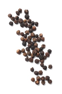 Aromatik baharat. Birçok siyah kuru karabiber beyaz, üst görünümde izole