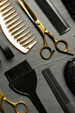 Gri desenli arka planda kuaför araçları, düz uzanma