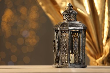 Masadaki Arapça fener bulanık ışıklara karşı, metin için boşluk