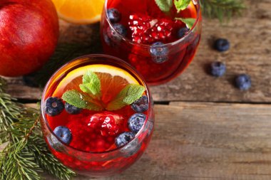 Aromatik Noel Sangria kadehleri ahşap masada, yukarıda.
