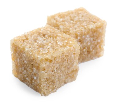 Beyaz üzerine izole edilmiş iki kahverengi küp şeker.