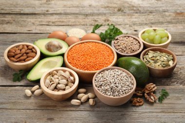 Farklı ürünler, ahşap masada doğal yağlar bakımından yüksek.