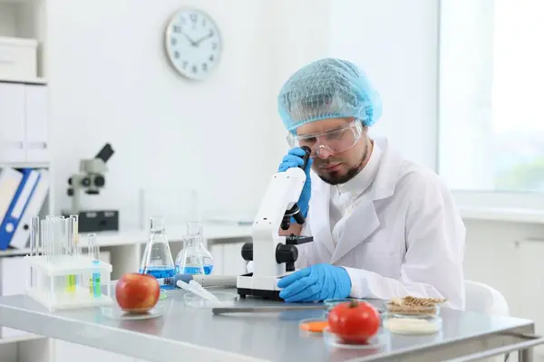 Controlo Qualidade Inspetor Alimentos Verificando Segurança Dos Produtos Laboratório — Fotografia de Stock
