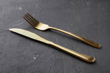 Siyah masadaki güzel çatal bıçak takımı.