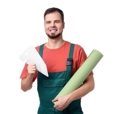 Beyaz arka planda duvar kağıdı rulosu ve spatulası olan bir adam.