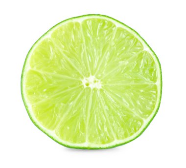 Beyaza izole edilmiş taze yeşil limon dilimi.