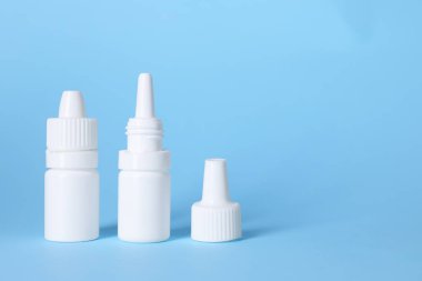 Açık mavi arkaplanda tıbbi damlalar