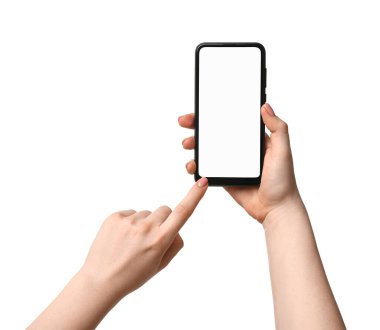 Beyaz arka planda boş ekranlı akıllı telefon kullanan bir kadın, yakın plan. Tasarım için model