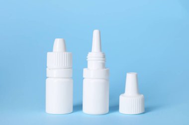 Açık mavi arkaplanda tıbbi damlalar