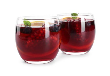 Beyaz bardaklarla izole edilmiş Aromatik Sangria içeceği.