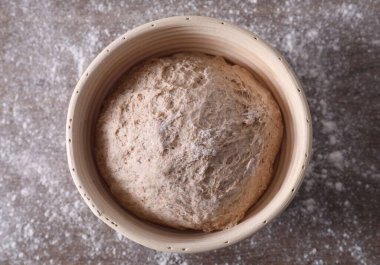 Masanın üzerinde yeni açılmış bir hamurun üzerinde, üst görünüm.