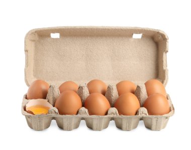 Kartondaki tavuk yumurtaları beyaza izole edilmiş.