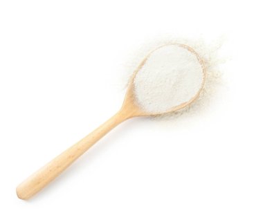 Kaşığın içindeki kabartma tozu beyaza izole edilmiş, üst manzara