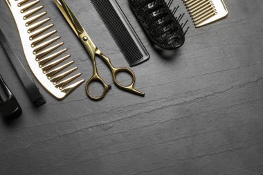 Gri desenli arka planda kuaför aletleri, düz yatış. Metin için boşluk