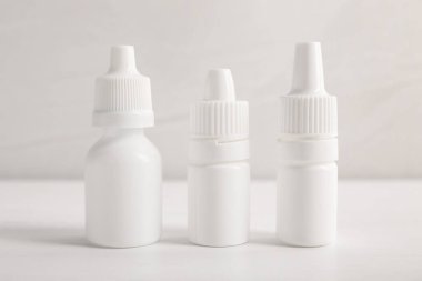 Beyaz arka planda tıbbi damlalar