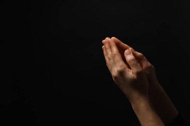 Din. Siyah arka planda dua eden Hıristiyan kadın, yakın plan. Metin için boşluk