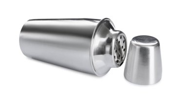 Metal kokteyl karıştırıcı ve bardak beyaza izole edilmiş.