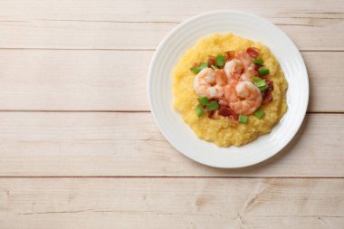 Lezzetli karides, domuz pastırması, mısır ezmesi ve yeşil soğan tabağı açık ahşap masa, üst manzara. Metin için boşluk