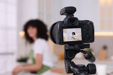 Yemek blogcusu mutfakta video kaydediyor, kameraya odaklan