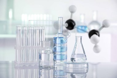 Laboratuvarda farklı cam eşyalar ve molekül modelleri var.