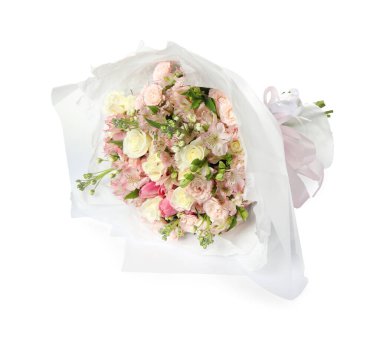 Güzel bir buket taze çiçek, beyaz üzerine izole edilmiş.