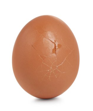 Kırık bir tavuk yumurtası beyaza izole edilmiş.