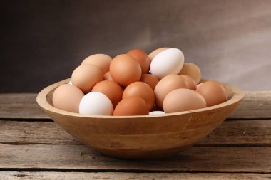 Tahta masadaki kasede taze tavuk yumurtası.