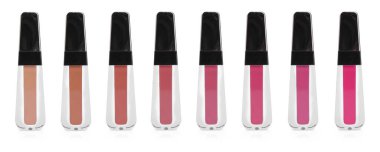 Dudak parlatıcıları beyaz üzerine izole edilmiş farklı renklerde, set