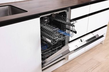 Kapısı açık bulaşık makinesi içerideydi. Ev aletleri