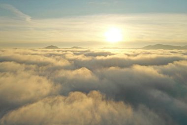 Bulutların üzerindeki güzel dağların havadan görünüşü