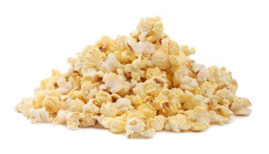 Beyaz üzerine izole edilmiş taze patlamış mısır yığını.