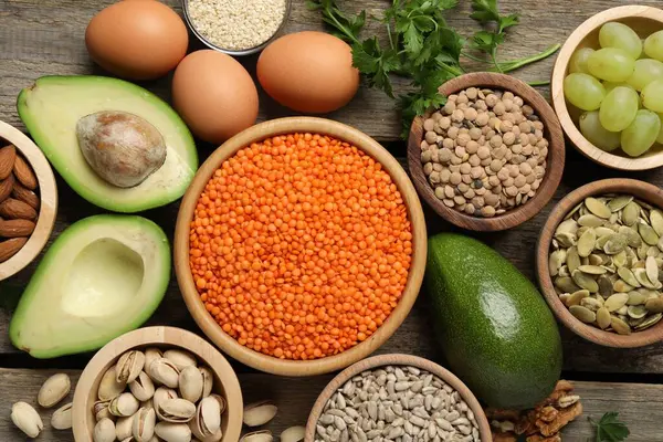 Farklı ürünler, yüksek doğal yağlar, ahşap masada, düz yerde.