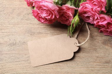 Anneler Günün kutlu olsun. Güzel çiçekler ve tahta masada boş bir kart.