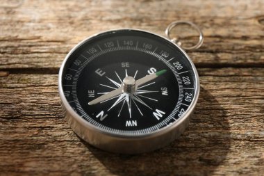 Tahta masada bir pusula, yakın plan. Turizm ekipmanları