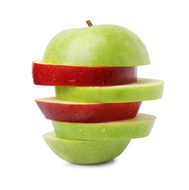 Beyaz üzerine izole edilmiş olgun elma dilimleri.