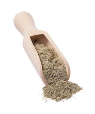 Aromatik baharat. Karabiber kepçesi beyaza izole edilmiş.