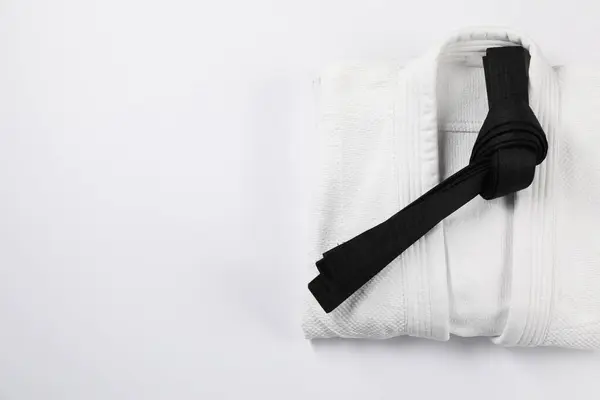 黑色空手道带和和服白色背景 顶部视图 案文的篇幅 — 图库照片