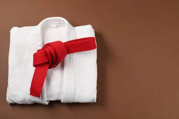 Cinturón Karate Rojo Kimono Blanco Sobre Fondo Marrón Vista Superior — Foto de Stock