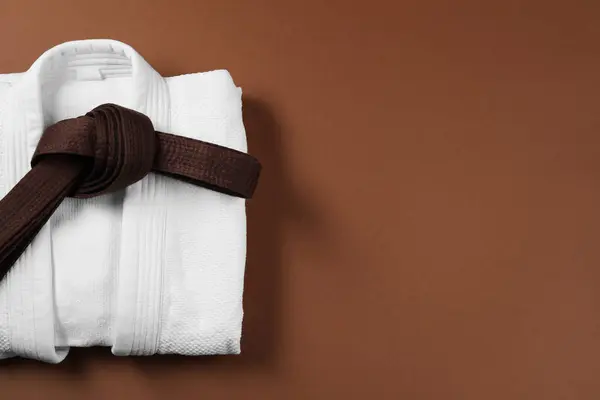 Kahverengi Arka Planda Karate Kemeri Beyaz Kimono Üst Manzara Metin — Stok fotoğraf