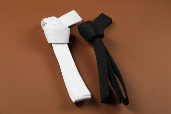 Białe Czarne Pasy Karate Brązowym Tle Płaskie Leżaki — Zdjęcie stockowe