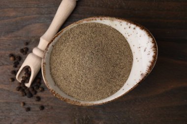 Ahşap masada biber ve karabiber, üst manzara.