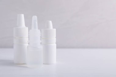 Beyaz arkaplanda tıbbi damlalar, metin için boşluk